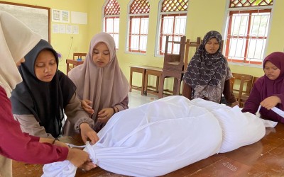 Memupuk Kepedulian dan Tanggung Jawab: Praktik Pengurusan Jenazah MTs PSA Husnul Hidayah